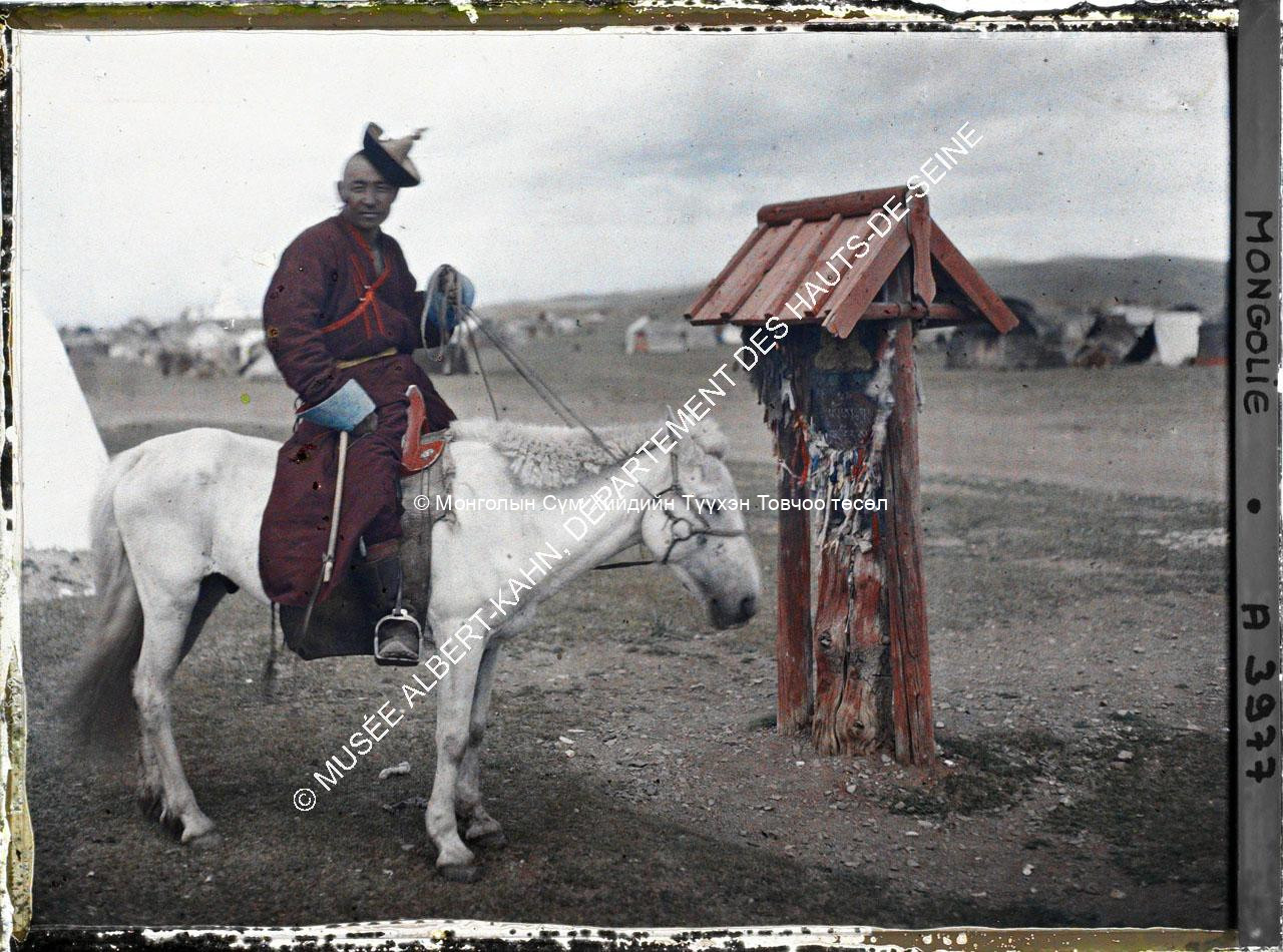 A monk in front of an object of worship (bund khorol khürd ?) behind Gandan. Musée Albert-Kahn. A 3977. Photo by Stéphane Passet, 21 July 1913